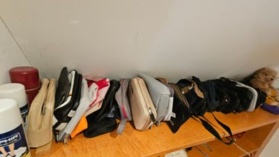beaucoup de sacs posés sur une étagère dans une pièce