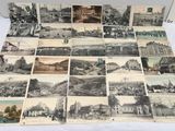 un grand nombre de cartes postales anciennes qui se trouvent sur la table