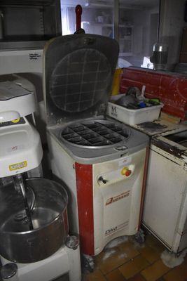 une cuisine équipée d'une cuisinière, d'un four, d'un évier et d'autres appareils électroménagers