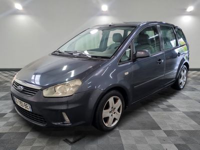 la photo d'une petite voiture bleue garée dans un garage