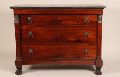 une commode ancienne en acajou avec un plateau en marbre
