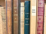 beaucoup de vieux livres sur une étagère dans une bibliothèque