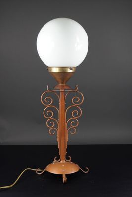 MODERNE INDUSTRIES. Lampe à poser à piétement en métal à déc…