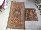 deux tapis posés à même le sol dans une pièce