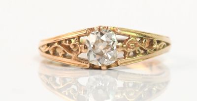 Gros plan sur une bague en or ornée d'un diamant