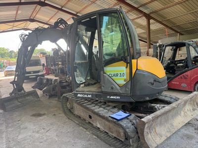 un bulldozer garé dans un garage