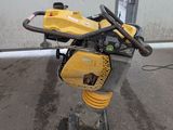 une machine jaune posée sur le sol