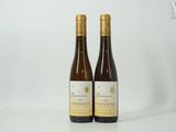 deux bouteilles de vin posées l'une à côté de l'autre sur une table
