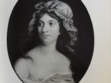 une photo en noir et blanc d'une femme portant un chapeau