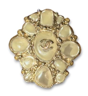 an image of a brooch with a chandelier in the middle of it