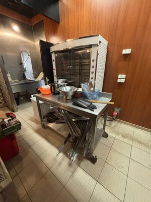 une cuisine avec une cuisinière et une table sur laquelle se trouve une casserole