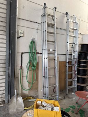 tout un tas d'outils posés sur une table dans un garage