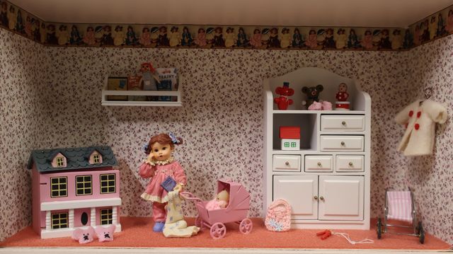 Diorama. Composition miniature, dans une vitrine en bois, vitre e...