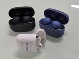 trois AirPods posés sur une table