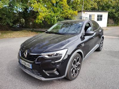 vue de face d'une voiture noire garée sur un parking