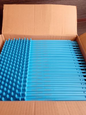 une boîte en carton contenant un tas de bâtonnets bleus