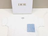 T-shirt blanc Dior avec un écusson bleu