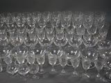 un grand nombre de verres à vin vides posés sur une table