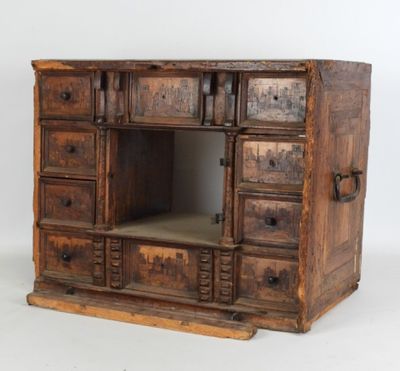 une vieille armoire en bois comportant de nombreux tiroirs et des tiroirs superposés