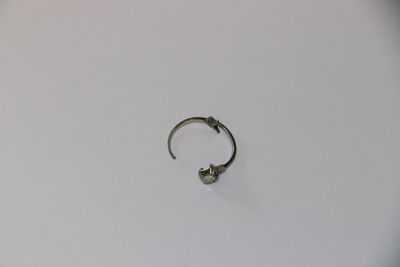 une bague en argent ornée d'un petit cœur