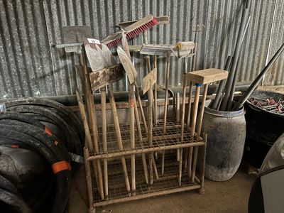 un grand nombre d'outils posés sur le sol