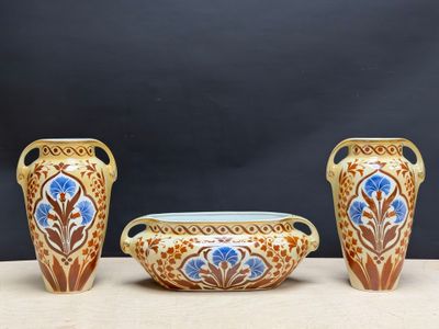 trois vases et un bol posés sur une table