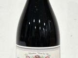 une bouteille de vin posée sur une table