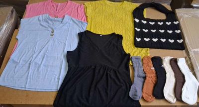 beaucoup de vêtements posés sur une table
