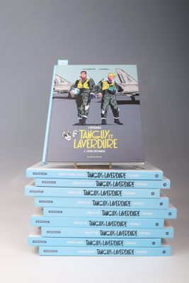 cinq livres empilés sur une table