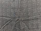 un gros plan sur un tissu à pois noirs et blancs