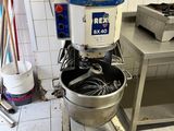 une image d'une cuisine avec un mixeur à l'intérieur