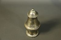 Paire de salière et poivrière en métal argenté. (photo 2)