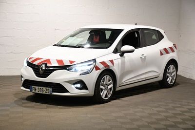 une photo d'une voiture blanche avec une bande rouge dessus