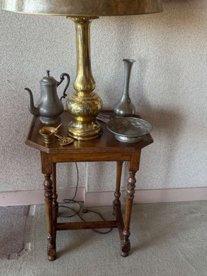 une petite table sur laquelle est posée une lampe