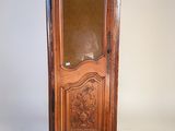 l'image d'une armoire en bois surmontée d'un miroir