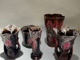cinq vases posés sur une table