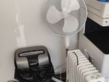 une photo d'une pièce avec un ventilateur, une imprimante et son boîtier