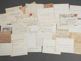 de nombreuses vieilles lettres et enveloppes sur la table