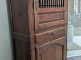 un grand meuble en bois dans le coin d'une pièce