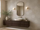 une salle de bain avec un lavabo et un miroir