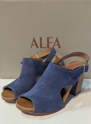 un gros plan sur une paire de sandales bleues posées sur une surface blanche
