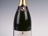 gros plan d'une bouteille de champagne sur une surface blanche