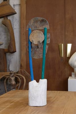 un vase contenant deux brosses à dents, posé sur une table