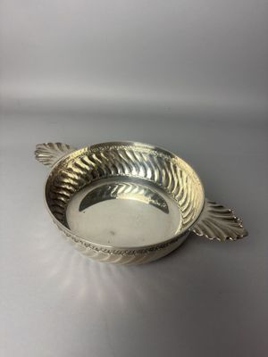 une assiette en argent ornée d'un motif de poisson