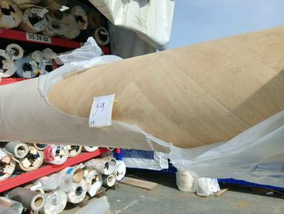 un grand rouleau de tissu posé sur une étagère dans un magasin