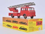 un camion jouet rouge avec une échelle sur le toit
