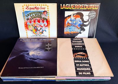 trois vinyles d'albums divers sur fond noir