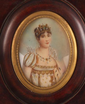 portrait d'une femme portant un voile et une couronne, dans un cadre en bois