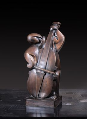 statue d'un homme jouant du violoncelle sur un échiquier