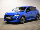 une voiture bleue garée dans un garage au sol en damier